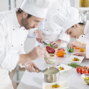 Chefs in voorbereiding in de keuken voor bewoners van een verpleeghuis Chefs in voorbereiding in de keuken voor bewoners van een verpleeghuis