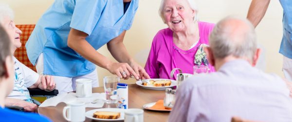 bewoners-huis-rust-aan-tafel